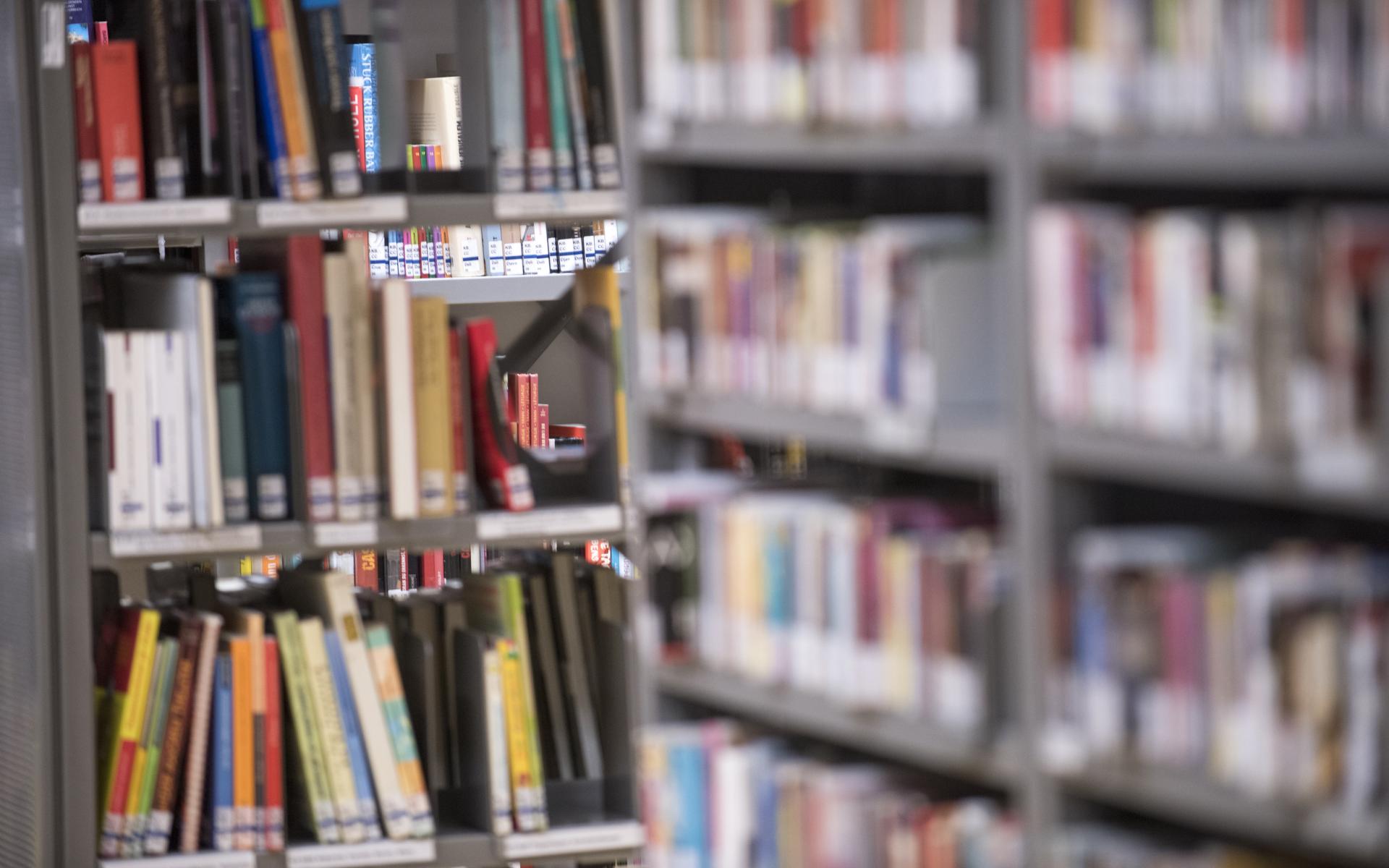 Regale mit Büchern